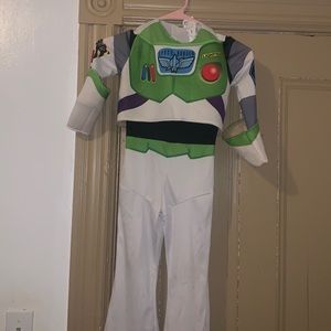 Buzz light year costume has no mask .